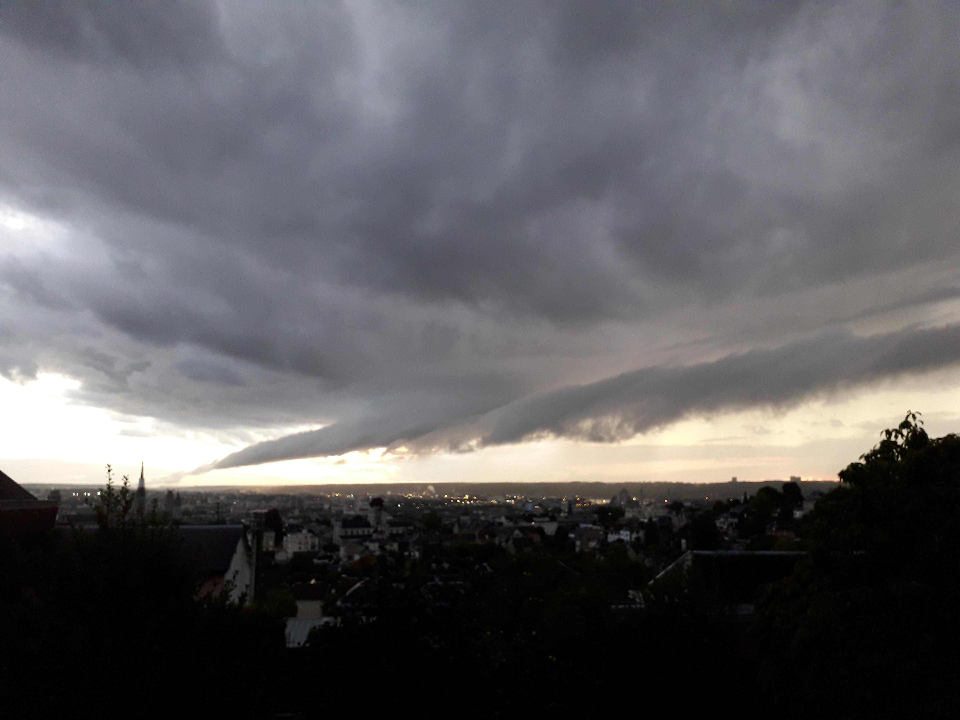 Gros nuage au dessus de Rouen