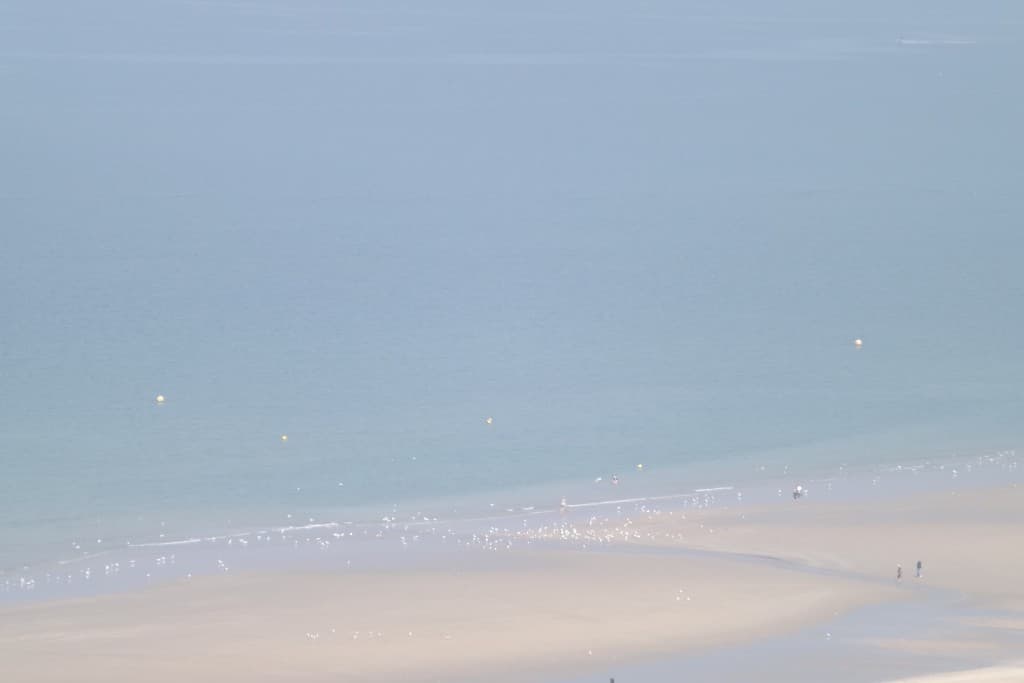 Brume, soleil, plage et goélands
