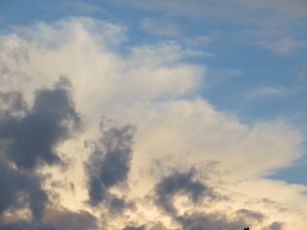 Palette d'orage: noir, blanc, bleu, gris