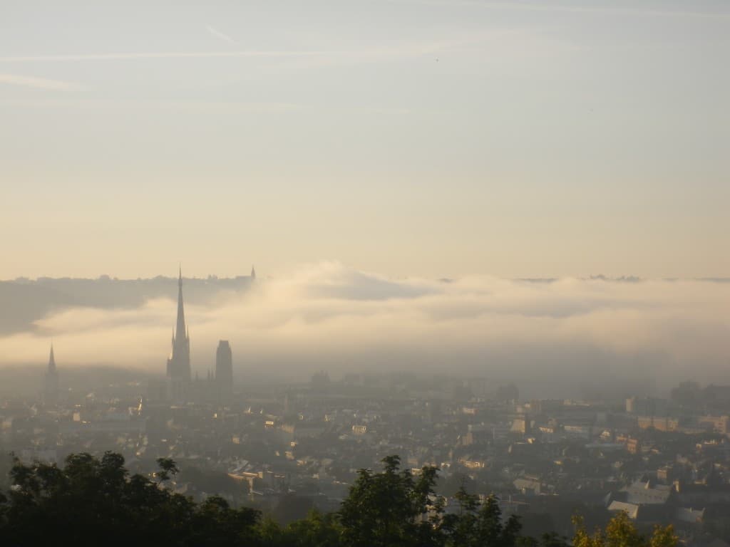 Un lever matinal nuageux
