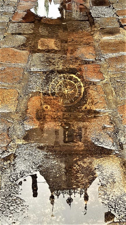 Le Gros Horloge sous la pluie