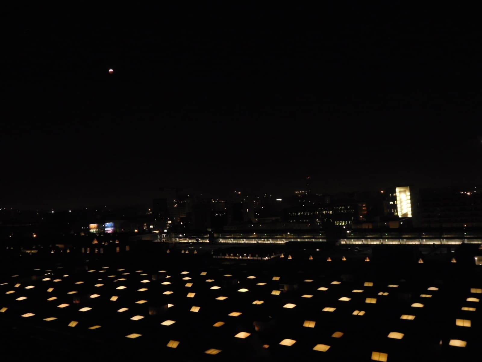 Eclipse de lune Vue grand angle