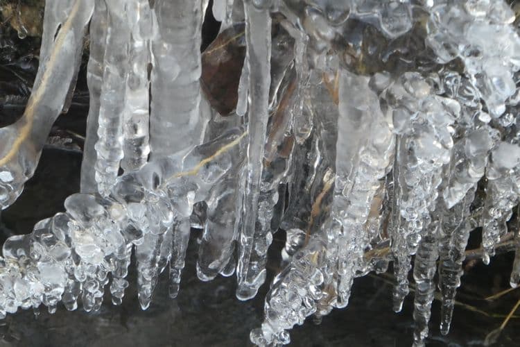 glaçons dans un torrent