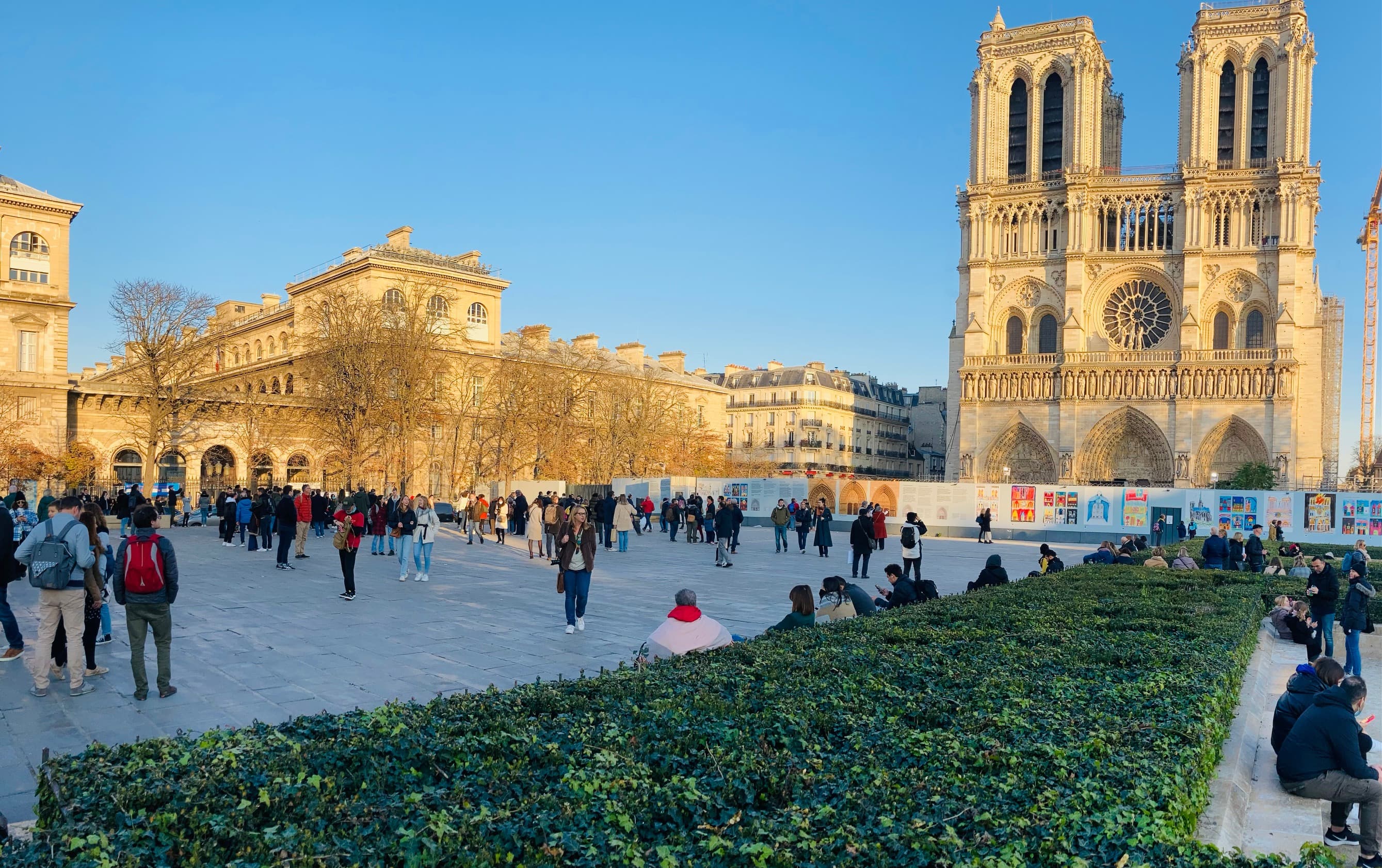 Notre Dame en convalescence sous un beau ciel d'automne