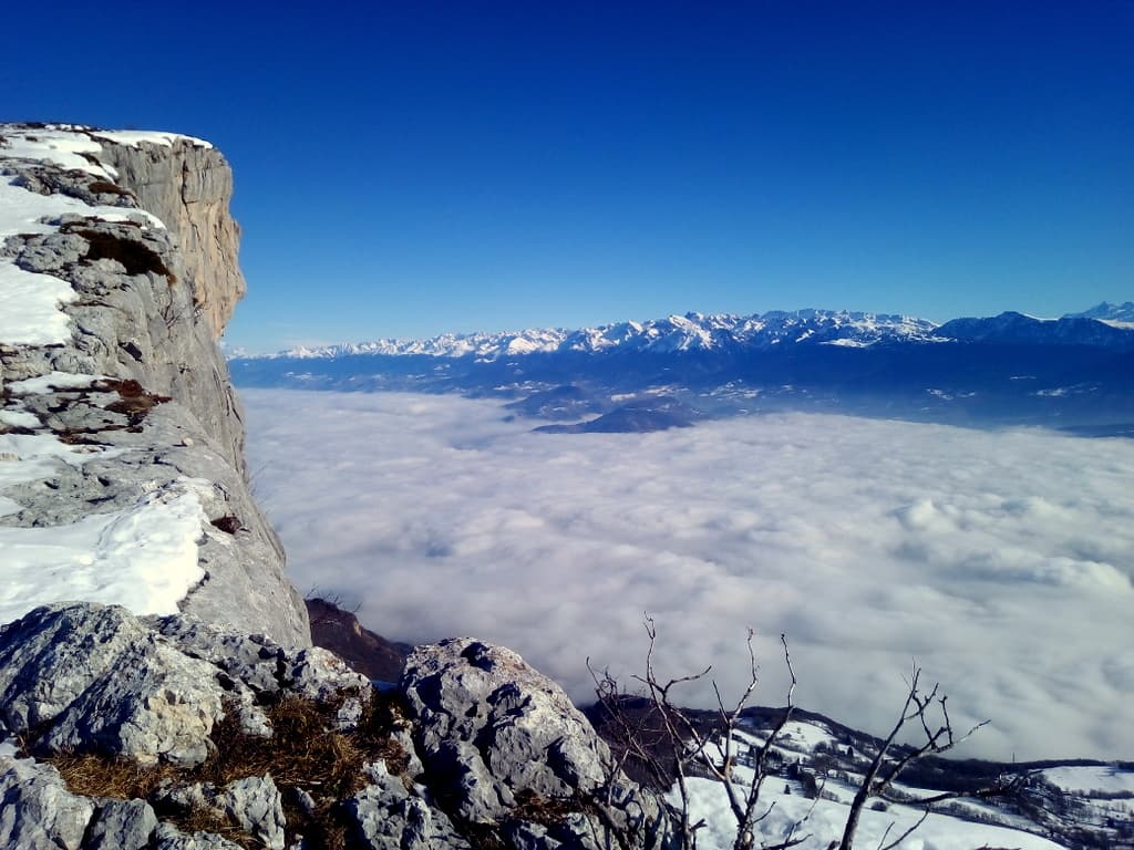 Brouillard froid sur Grenoble et vallée, tenace