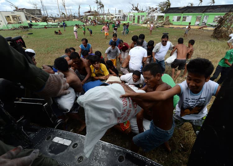Image d'illustration pour Catastrophes en 2013 : Mousson indienne et cyclone Haiyan aux Philippines