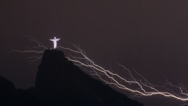 Image d'illustration pour La statue du Christ Rédempteur foudroyée à Rio de Janeiro