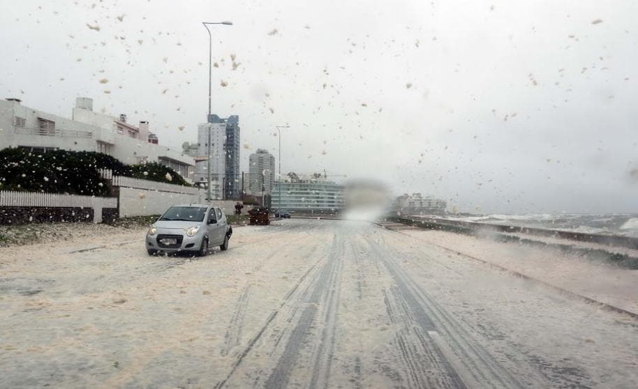 Image d'illustration pour Tempête et écume en Uruguay