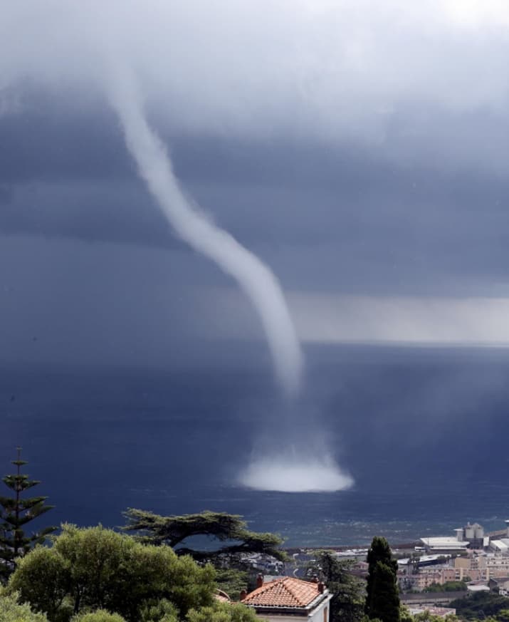 Image d'illustration pour Orages, trombes et neige le 15 juillet des Alpes à la Corse