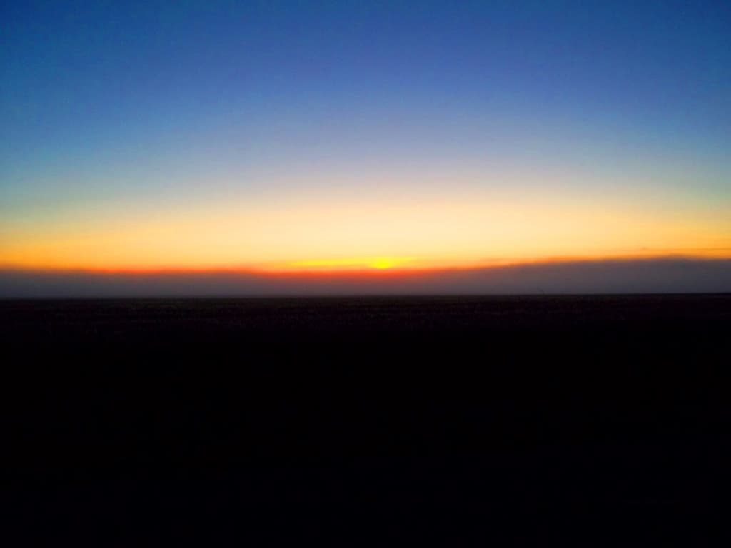 Le soleil disparait dans la brume du crépuscule